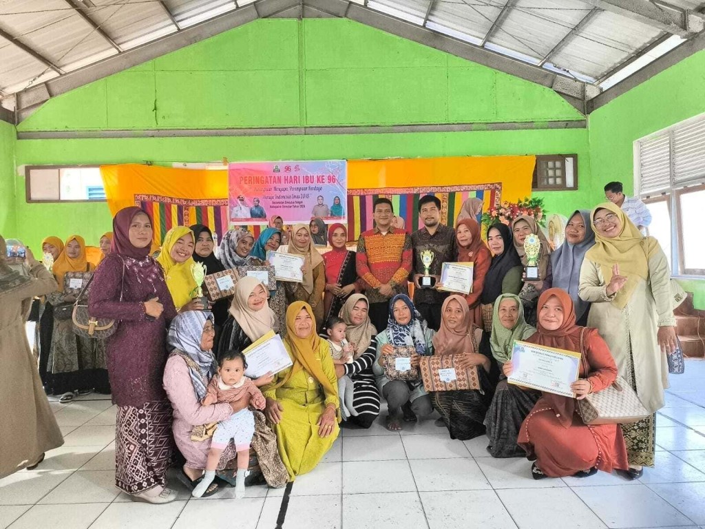 Desa Laure-e Mendapat Piagam Penghargaan Dan Hadiah Pada Perlombaan Hari Ibu Ke 96